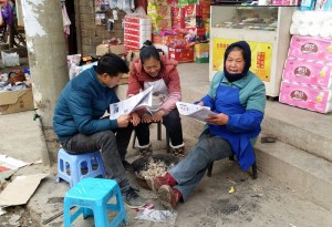 3 茂林镇的村民在阅读黑颈鹤保护宣传资料。钟龙 摄