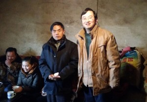 8 协会常务理事、项目干事钟龙向当地村委会领导发放鹤粮款。李何祥 摄