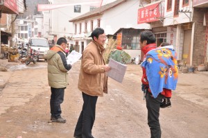 2 考察组一行在茂林镇街上向村民发放黑颈鹤保护宣传资料。吴立新 摄