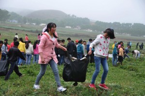 115-2-1-2大山包中学的同学们清理羊窝河流域的垃圾。赵连杰 摄