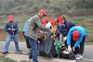 115-2-1-3黑颈鹤保护志愿者把羊窝河流域的垃圾装袋。赵连杰 摄