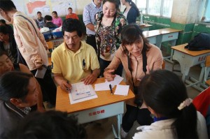 4王扬女士邀请的中医专家向猴街村民义诊。