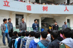 115-2-1-1本会秘书长申正勇在宣讲本会持续开展的百河千流环保行动。赵连杰  摄