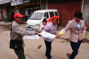 115-2-1-4黑颈鹤保护志愿者向大山包当地群众发放环境保护宣传资料。赵连杰 摄