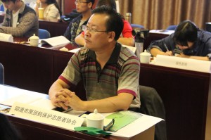 115-4-1 昭通黑颈鹤保护志愿者协会主席王昭荣在认真听讲。