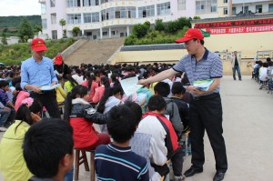 115-1-4志愿者到永善伍寨开展爱鸟护鹤节能低碳宣传活动