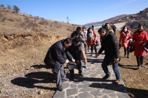 120-8-7黑颈鹤保护志愿者沿着鸡公山旅游栈道捡拾游客扔下的垃圾，王兴鹏 摄