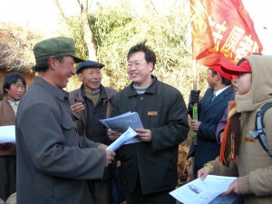 4 黑颈鹤保护志愿者在大山包海脑壳自然村向村民发放爱鸟护鹤宣传材料。  谢云普  摄