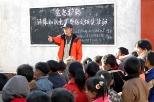 131-4-2配图  本会名誉主席孙德辉1998年春季学期在会泽县大桥乡李家湾小学向同学们开展“爱鸟护鹤”知识宣传教育活动。