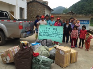 1 黑颈鹤保护志愿者把外界爱心人士捐赠的衣物送到了彝良县荞山镇猴街村